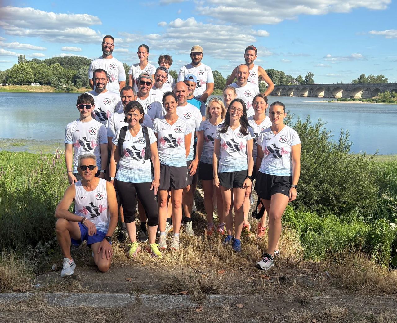 Les membres de l'association À Côté de Mes Pompes réunis en maillot au bord de la Loire